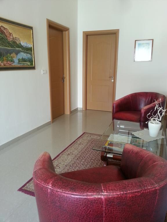 Guesthouse Niko Berat Exterior photo